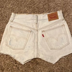 Levi’s distressed jean short